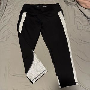 Victoria’s Sport Knockout Capris - L